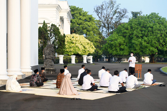 Presiden Joko Widodo melaksanakan shalat Idul Fitri di halaman Istana Bogor, Jawa Barat, Kamis (13/5/2021).
