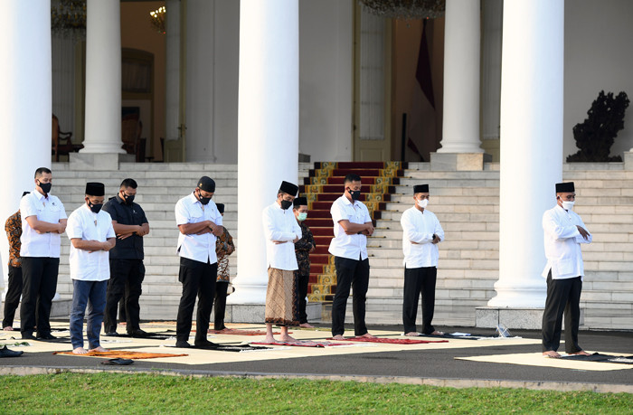 Presiden Joko Widodo melaksanakan shalat Idul Fitri di halaman Istana Bogor, Jawa Barat, Kamis (13/5/2021).