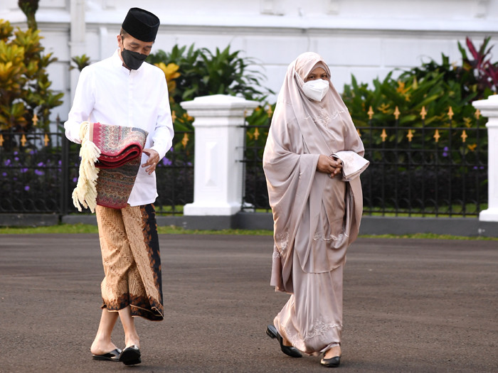 Presiden Joko Widodo melaksanakan shalat Idul Fitri di halaman Istana Bogor, Jawa Barat, Kamis (13/5/2021).