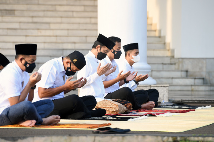 Presiden Joko Widodo melaksanakan shalat Idul Fitri di halaman Istana Bogor, Jawa Barat, Kamis (13/5/2021).