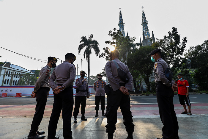 Petugas kepolisian melakukan pengamanan di Gereja Katedral Jakarta Pusat, Kamis (13/5/2021).