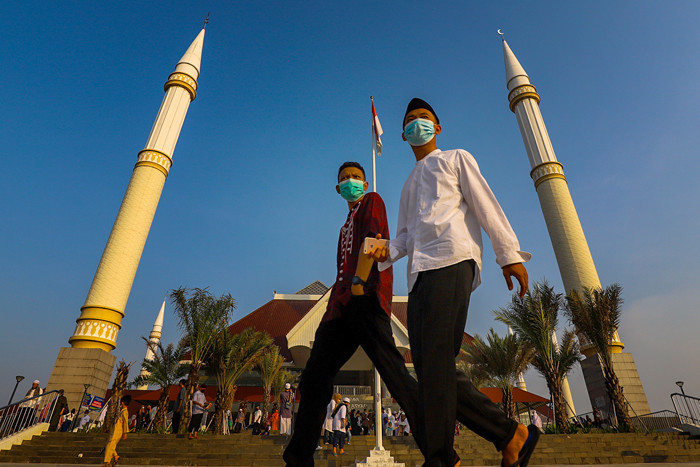 Umat muslim menunaikan Shalat Idul Fitri di Masjid Raya KH Hasyim Asyari, Kalideres, Jakarta Barat, pada Kamis (13/5/2021).