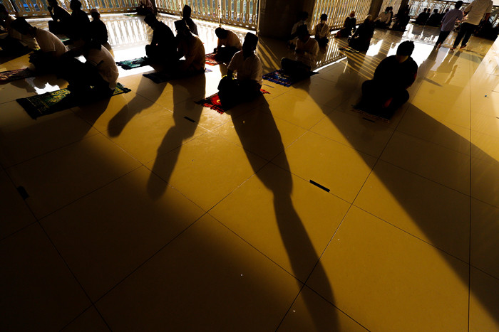Umat muslim menunaikan Shalat Idul Fitri di Masjid Raya KH Hasyim Asyari, Kalideres, Jakarta Barat, pada Kamis (13/5/2021).