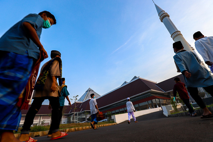 Umat muslim menunaikan Shalat Idul Fitri di Masjid Raya KH Hasyim Asyari, Kalideres, Jakarta Barat, pada Kamis (13/5/2021).