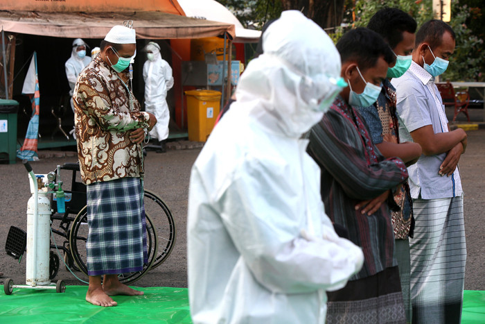 Puluhan pasien Covid-19 dan tenaga medis mengikuti Shalat Idul Fitri 1442 H di Rumah Sakit Lapangan (RSL) Kogabwilhan II, Surabaya, Kamis (13/5/2021).