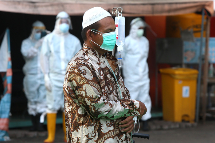 Puluhan pasien Covid-19 dan tenaga medis mengikuti Shalat Idul Fitri 1442 H di Rumah Sakit Lapangan (RSL) Kogabwilhan II, Surabaya, Kamis (13/5/2021).