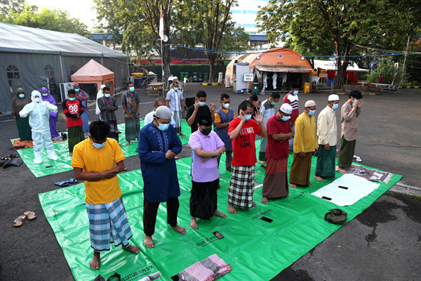 Puluhan pasien Covid-19 dan tenaga medis mengikuti Shalat Idul Fitri 1442 H di Rumah Sakit Lapangan (RSL) Kogabwilhan II, Surabaya, Kamis (13/5/2021).