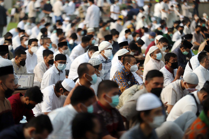 Jamaah bersiap melaksanakan Shalat Idul Fitri di Lapangan Masjid Agung Al-Azhar, Kebayoran Baru, Jakarta, Kamis (13/5/2021).