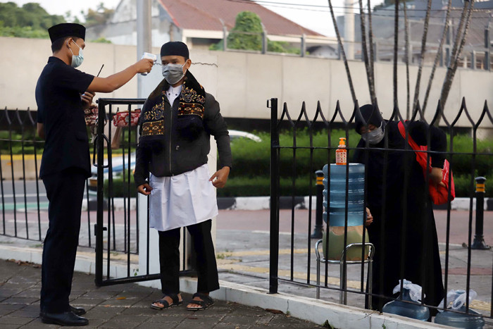Jamaah bersiap melaksanakan Shalat Idul Fitri di Lapangan Masjid Agung Al-Azhar, Kebayoran Baru, Jakarta, Kamis (13/5/2021).