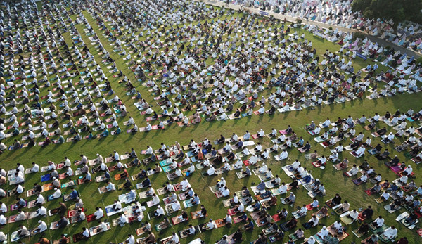 Foto dari udara umat muslim melaksanakan Shalat Idul Fitri 1442 Hijriah di Masjid Al Azhar, Jakarta, Kamis (13/5/2021).