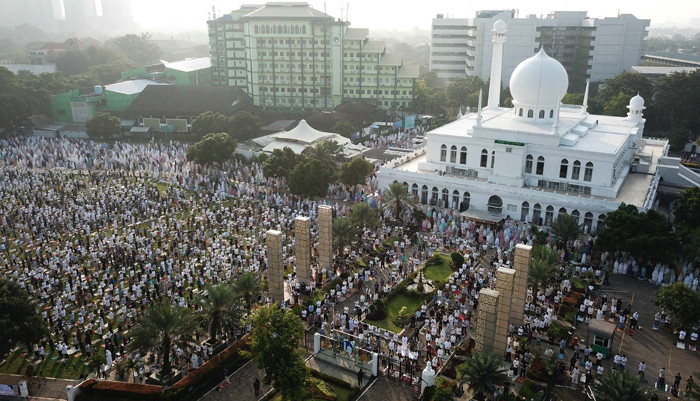 Foto dari udara umat muslim melaksanakan Shalat Idul Fitri 1442 Hijriah di Masjid Al Azhar, Jakarta, Kamis (13/5/2021).