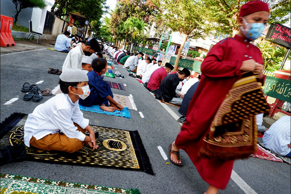 Pelaksanaan shalat Id di Jalan Amirullah, Makassar, Sulawesi Selatan, Kamis (13 Mei 2021).