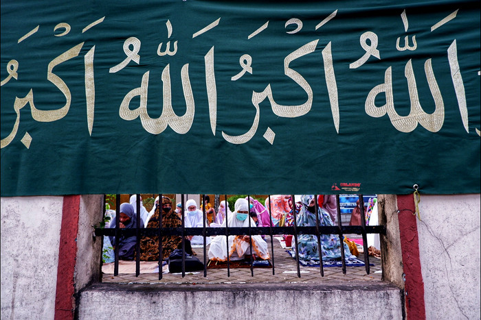 Pelaksanaan shalat Id di Jalan Amirullah, Makassar, Sulawesi Selatan, Kamis (13 Mei 2021).