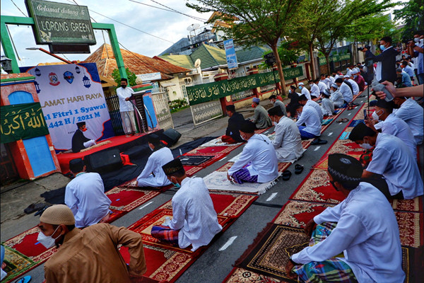 Pelaksanaan shalat Id di Jalan Amirullah, Makassar, Sulawesi Selatan, Kamis (13 Mei 2021).