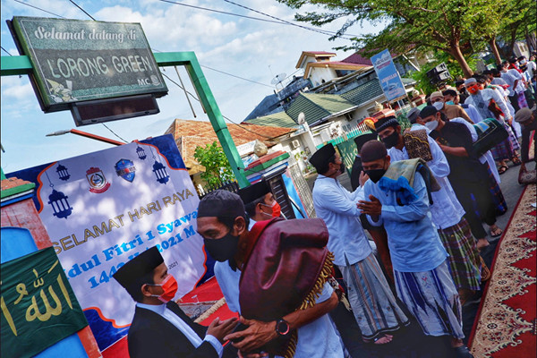 Pelaksanaan shalat Id di Jalan Amirullah, Makassar, Sulawesi Selatan, Kamis (13 Mei 2021).