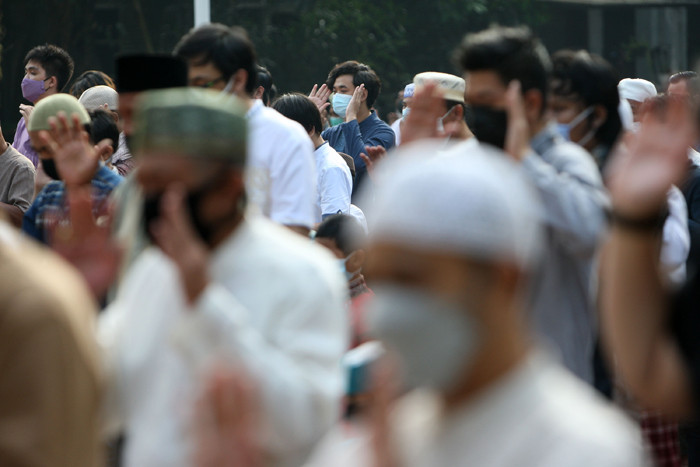 Jamaah melaksanakan Shalat Idul Fitri di Masjid Baitul Haq, Puri Gading, Kota Bekasi, Jawa Barat, Kamis (13/5/2021).