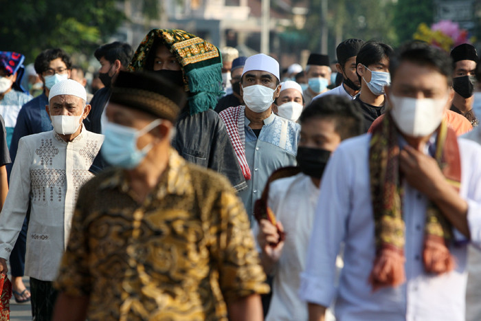Jamaah melaksanakan Shalat Idul Fitri di Masjid Baitul Haq, Puri Gading, Kota Bekasi, Jawa Barat, Kamis (13/5/2021).