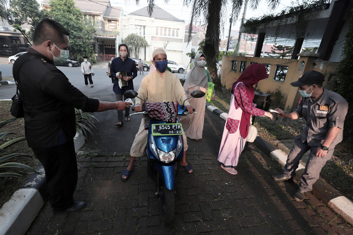 Jamaah melaksanakan Shalat Idul Fitri di Masjid Baitul Haq, Puri Gading, Kota Bekasi, Jawa Barat, Kamis (13/5/2021).