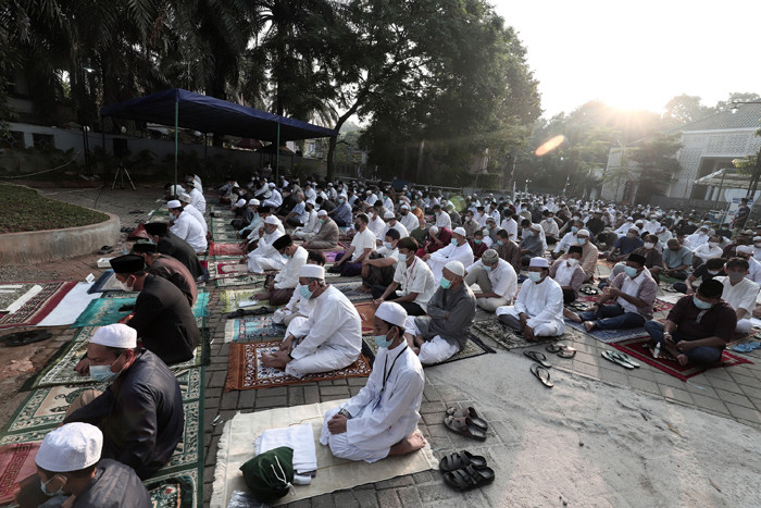 Jamaah melaksanakan Shalat Idul Fitri di Masjid Baitul Haq, Puri Gading, Kota Bekasi, Jawa Barat, Kamis (13/5/2021).