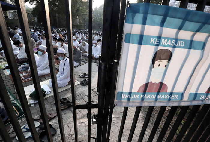 Jamaah melaksanakan Shalat Idul Fitri di Masjid Baitul Haq, Puri Gading, Kota Bekasi, Jawa Barat, Kamis (13/5/2021).