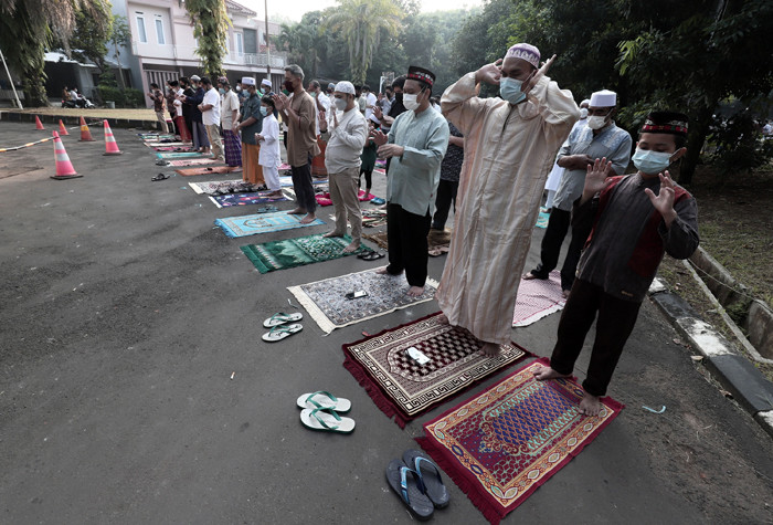 Jamaah melaksanakan Shalat Idul Fitri di Masjid Baitul Haq, Puri Gading, Kota Bekasi, Jawa Barat, Kamis (13/5/2021).