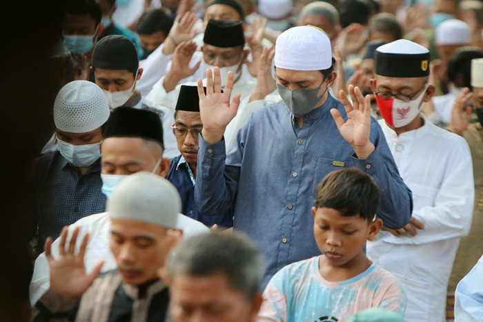 Warga melaksanakan shalat Idul Fitri 1442 Hijriah disepanjang jalan raya Sunter, Jakarta Utara, Kamis (13/5/2021).