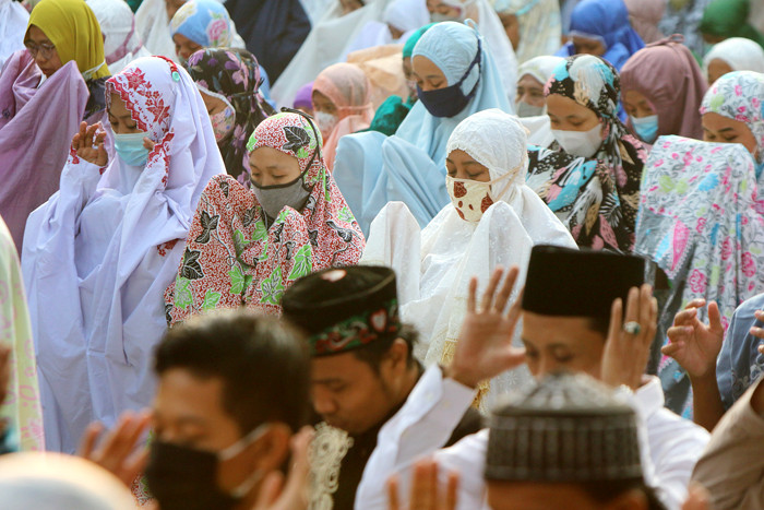 Warga melaksanakan shalat Idul Fitri 1442 Hijriah disepanjang jalan raya Sunter, Jakarta Utara, Kamis (13/5/2021).