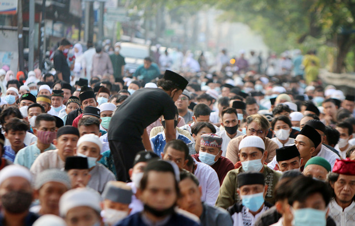 Warga melaksanakan shalat Idul Fitri 1442 Hijriah disepanjang jalan raya Sunter, Jakarta Utara, Kamis (13/5/2021).