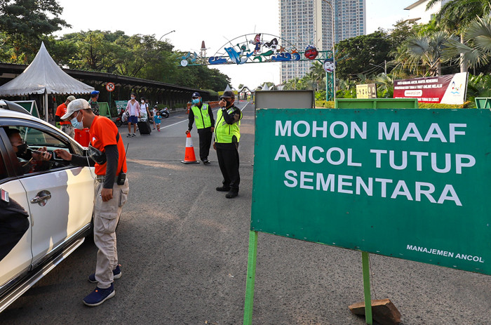 Suasana penjagaan gerbang pintu masuk Taman Impian Jaya Ancol, Jakarta Utara, Sabtu (15/5/2021).