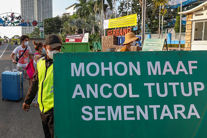Suasana penjagaan gerbang pintu masuk Taman Impian Jaya Ancol, Jakarta Utara, Sabtu (15/5/2021).