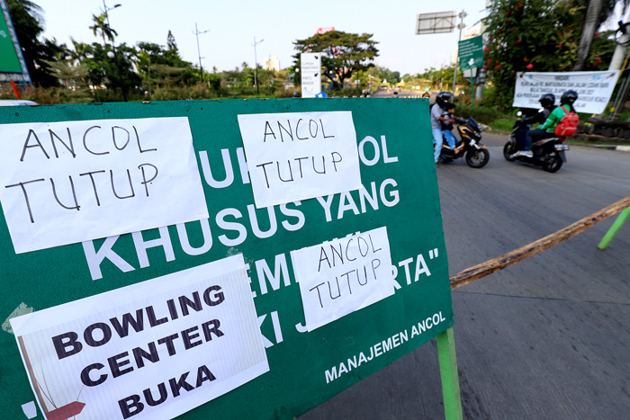 Suasana penjagaan gerbang pintu masuk Taman Impian Jaya Ancol, Jakarta Utara, Sabtu (15/5/2021).