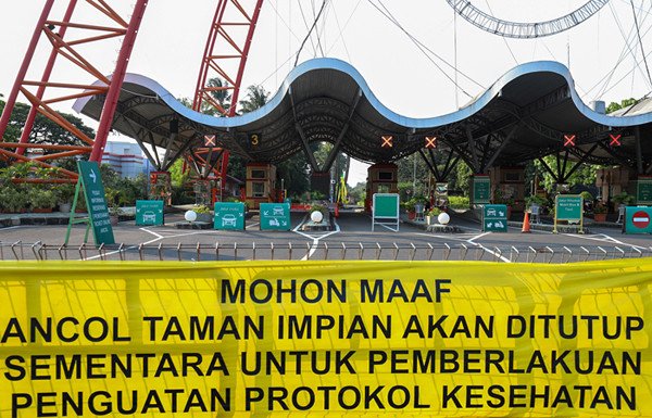 Suasana penjagaan gerbang pintu masuk Taman Impian Jaya Ancol, Jakarta Utara, Sabtu (15/5/2021).