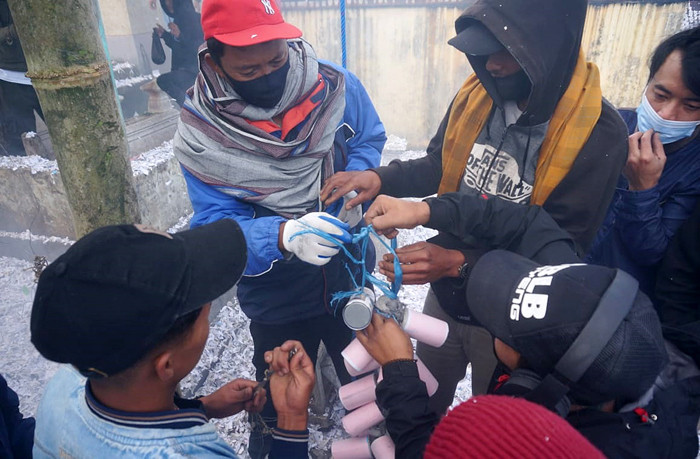 Ratusan warga dan pengunjung menyaksikan saat Festival Mercon di Desa Blumbang, Kecamatan Tawangmangu, Kabupaten Karanganyar, Jumat (14/5/2021).