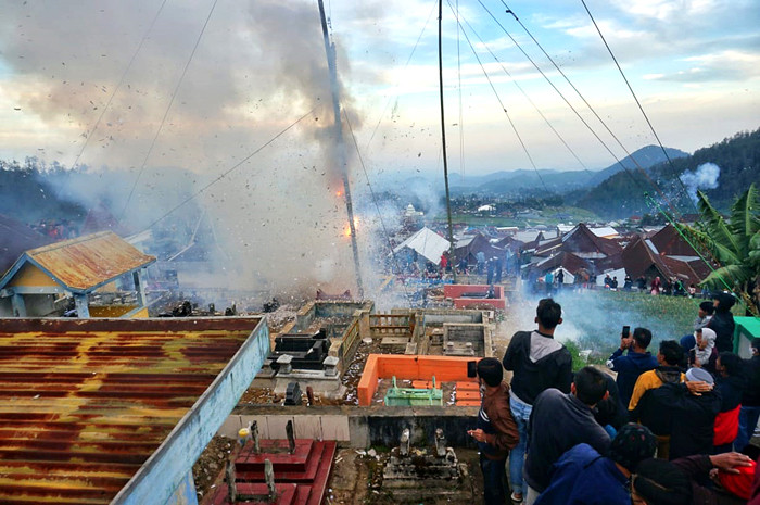 Ratusan warga dan pengunjung menyaksikan saat Festival Mercon di Desa Blumbang, Kecamatan Tawangmangu, Kabupaten Karanganyar, Jumat (14/5/2021).