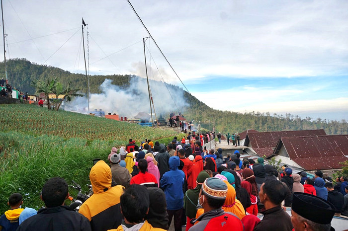 Ratusan warga dan pengunjung menyaksikan saat Festival Mercon di Desa Blumbang, Kecamatan Tawangmangu, Kabupaten Karanganyar, Jumat (14/5/2021).