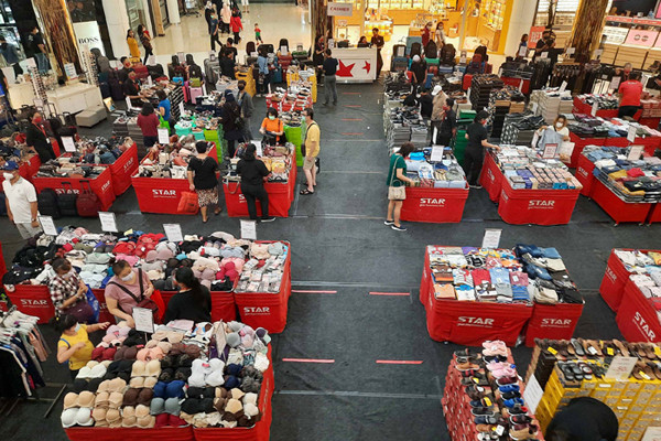 Suasana pusat perbelanjaan yang ramai dikawasan Tangerang, Banten, Sabtu (15/5/2021).