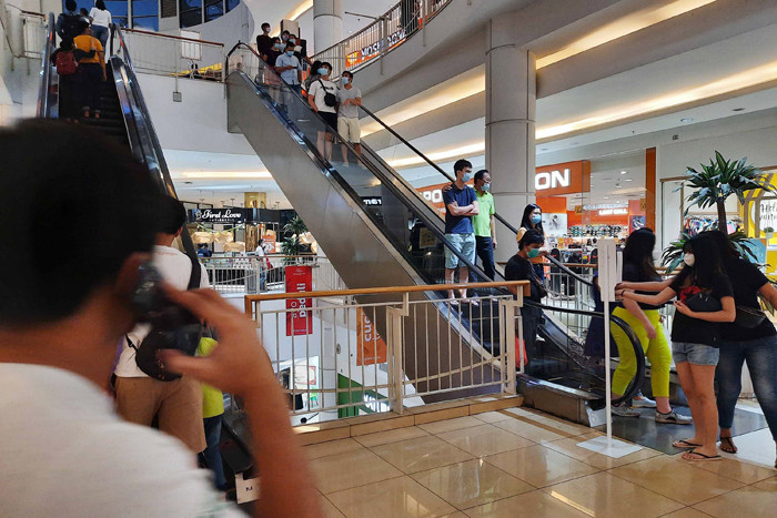 Suasana pusat perbelanjaan yang ramai dikawasan Tangerang, Banten, Sabtu (15/5/2021).
