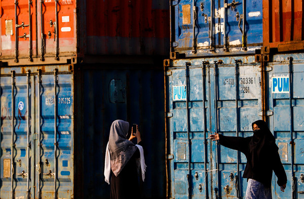 Warga menikmati pemandangan Pelabuhan Sunda Kelapa, Jakarta Utara, Sabtu (15/5/2021).