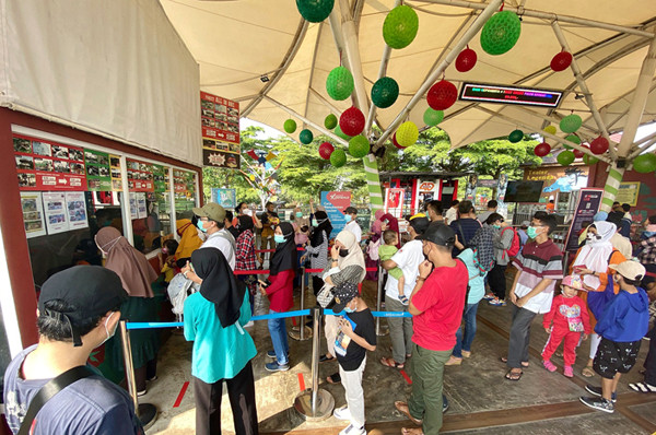 Pengunjung memadati Taman Mini Indonesia Indah (TMII), Jakarta Timur, Sabtu (15/5/2021).