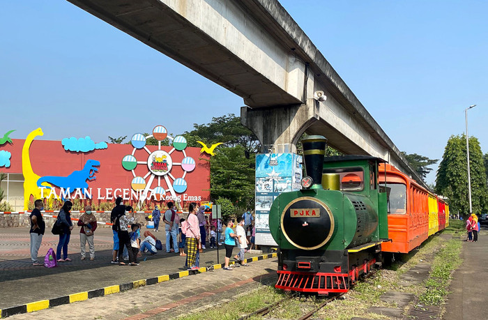 Pengunjung memadati Taman Mini Indonesia Indah (TMII), Jakarta Timur, Sabtu (15/5/2021).