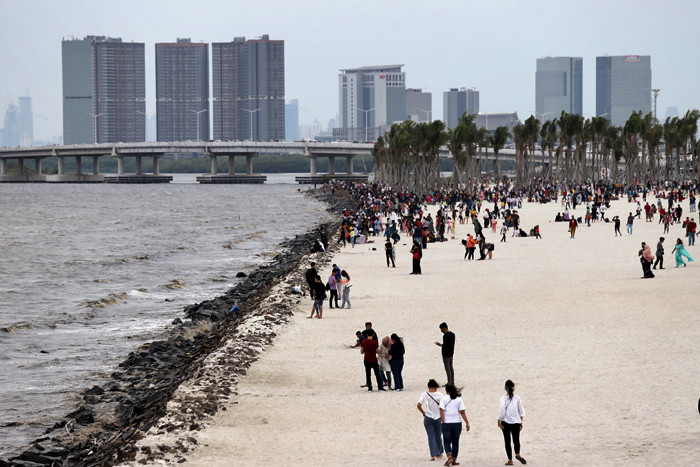 Suasana pengunjung memadati Pantai Pasir Putih PIK 2, Dadap, Kabupaten Tangerang, Banten, Sabtu (15/5/2021).