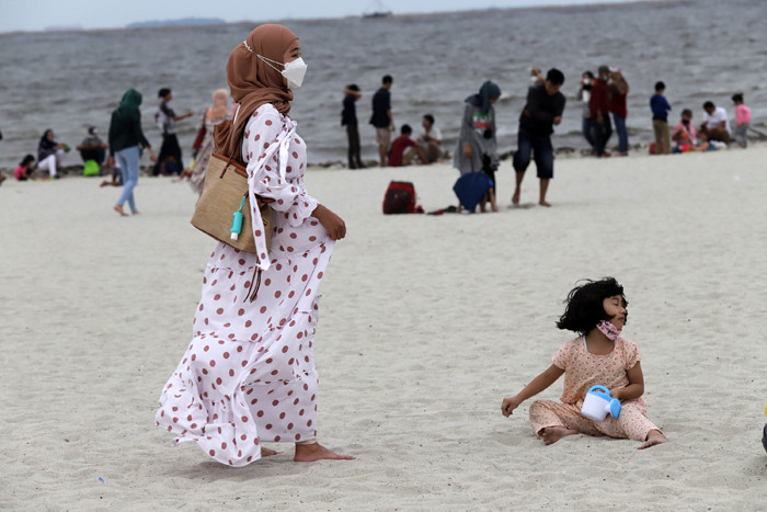 Suasana pengunjung memadati Pantai Pasir Putih PIK 2, Dadap, Kabupaten Tangerang, Banten, Sabtu (15/5/2021).
