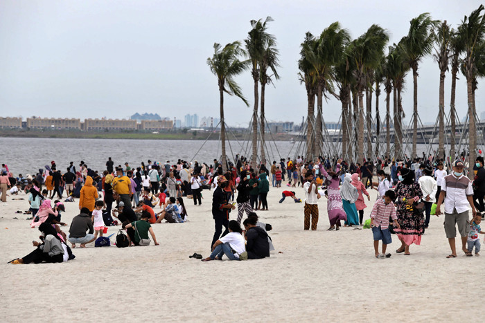 Suasana pengunjung memadati Pantai Pasir Putih PIK 2, Dadap, Kabupaten Tangerang, Banten, Sabtu (15/5/2021).