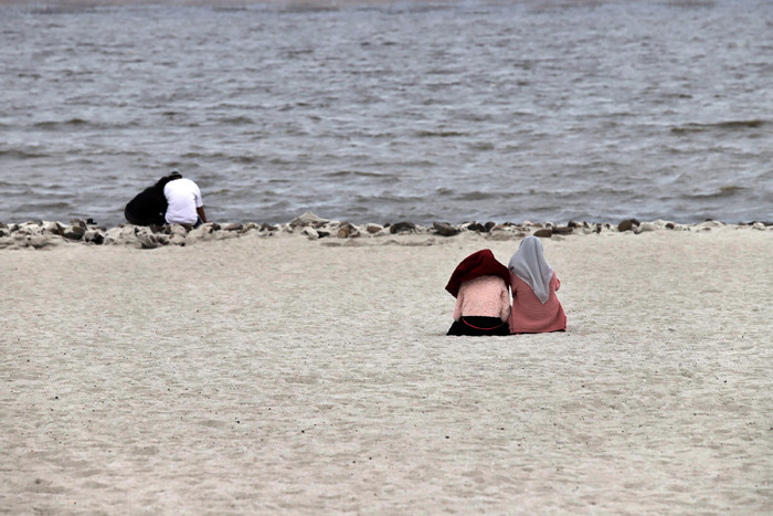 Suasana pengunjung memadati Pantai Pasir Putih PIK 2, Dadap, Kabupaten Tangerang, Banten, Sabtu (15/5/2021).