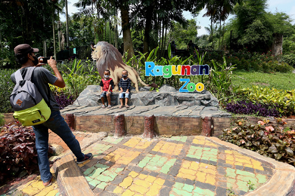 Wisatawan melihat hewan saat berwisata di Taman Margasatwa Ragunan, Jakarta, Sabtu (15/5/2021).