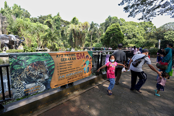 Wisatawan melihat hewan saat berwisata di Taman Margasatwa Ragunan, Jakarta, Sabtu (15/5/2021).