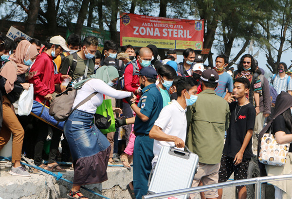 Wisatawan dan warga memadati penyeberangan Pelabuhan Kali Adem, Muara Angke, Jakarta Utara, Sabtu (15/5/2021).