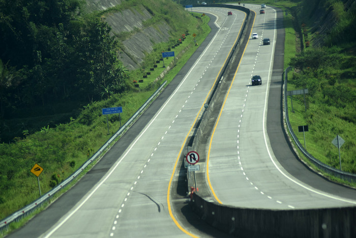 Jalan Tol Semarang-Solo terpantau lengang, Minggu (16/5/2021).