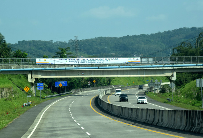 Jalan Tol Semarang-Solo terpantau lengang, Minggu (16/5/2021).