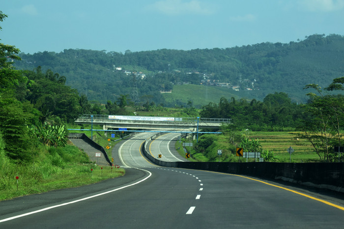 Jalan Tol Semarang-Solo terpantau lengang, Minggu (16/5/2021).
